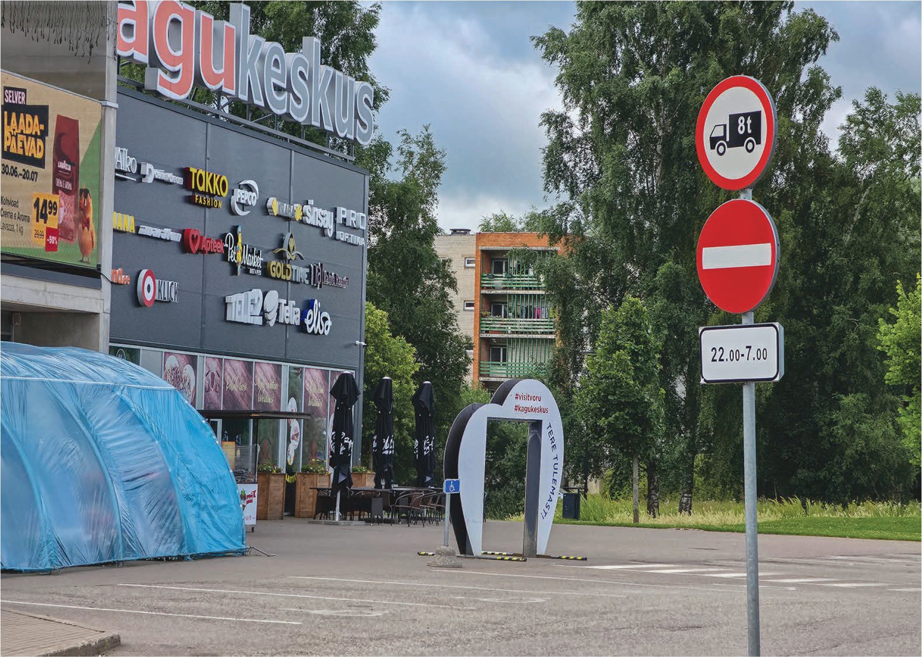 Juuli esimesel laupäeval Võru linnas liikudes jäid Tartust saabunud reporterile silma ajaliselt poeparklasse sisenemist piiravad märgid Magaziini ja Kagukeskuse ees. Foto: AIGAR NAGEL
