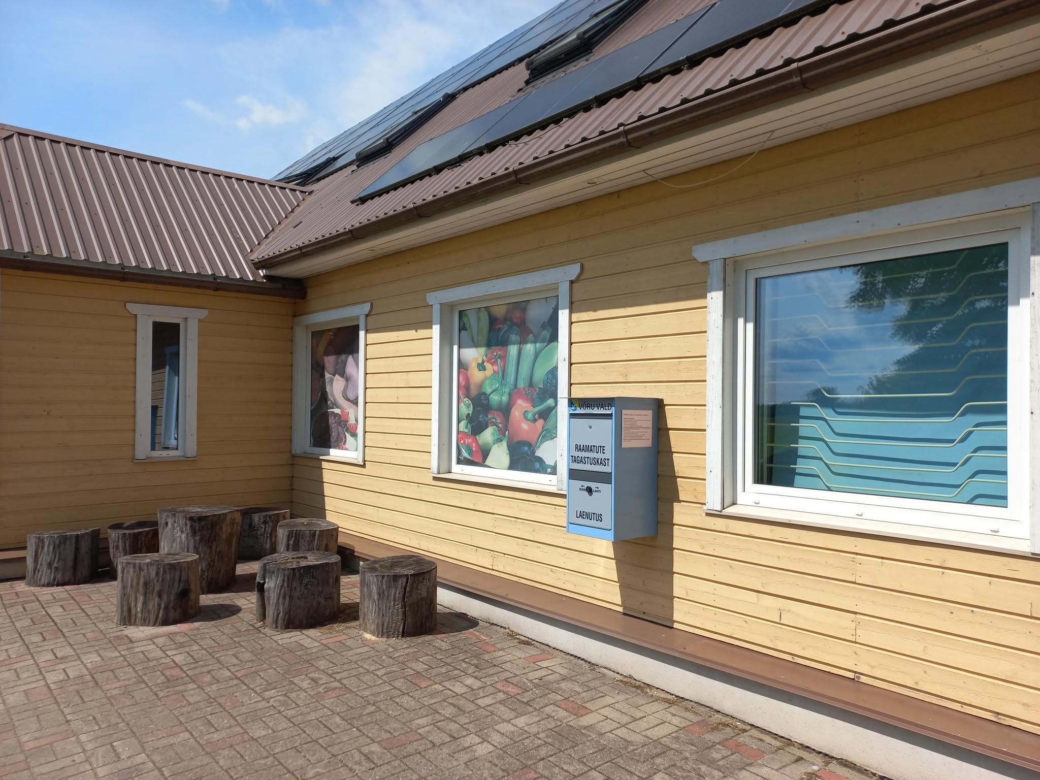 Uus laenutuskapp Navil asuva Jaagumäe kaupluse seinal. Foto: VÕRU VALLARAAMATUKOGU