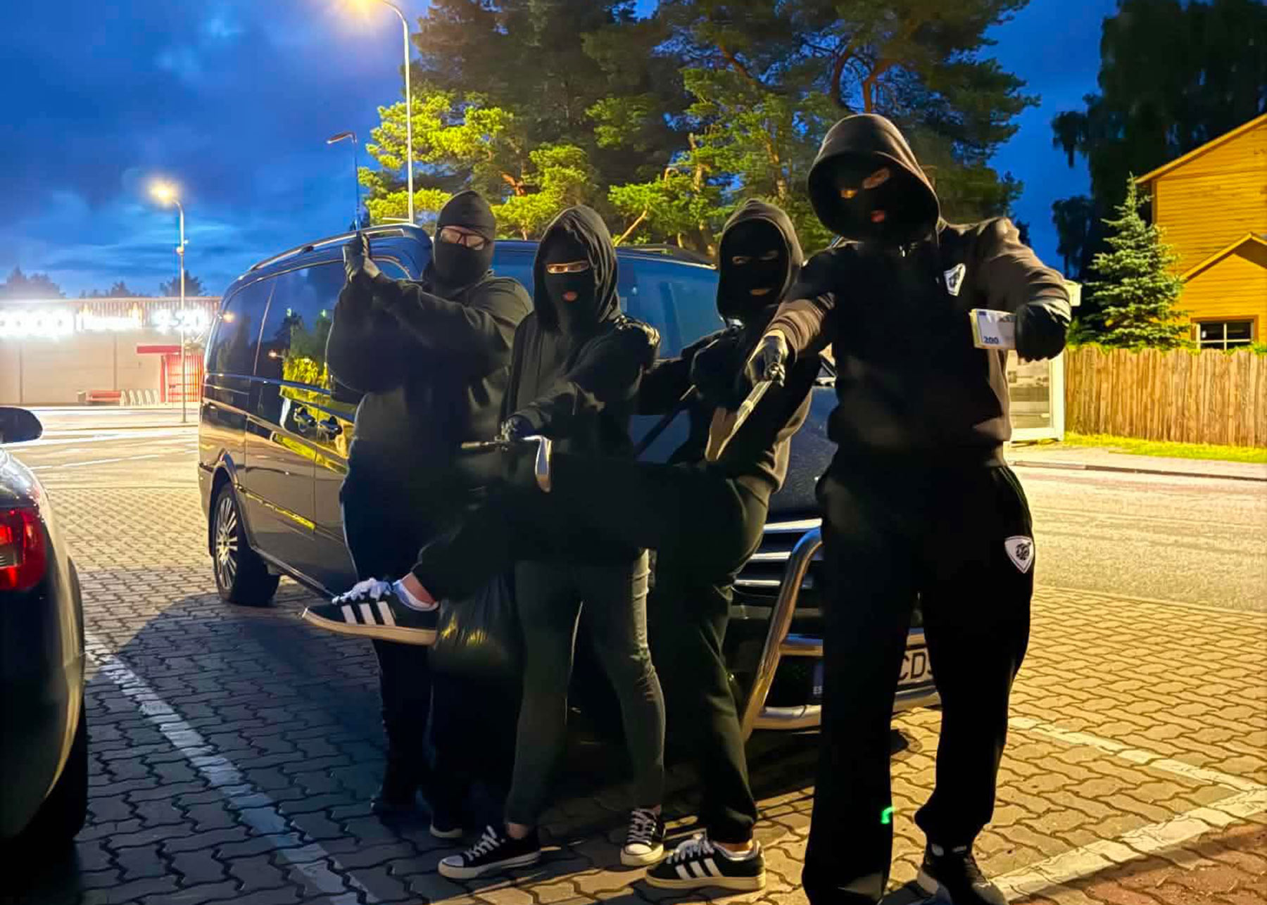 Õhtuhämaruses filmitud videos valmistutakse ühise välijõusaali nimel kohalikku Värska Coopi röövima. Foto: ERAKOGU