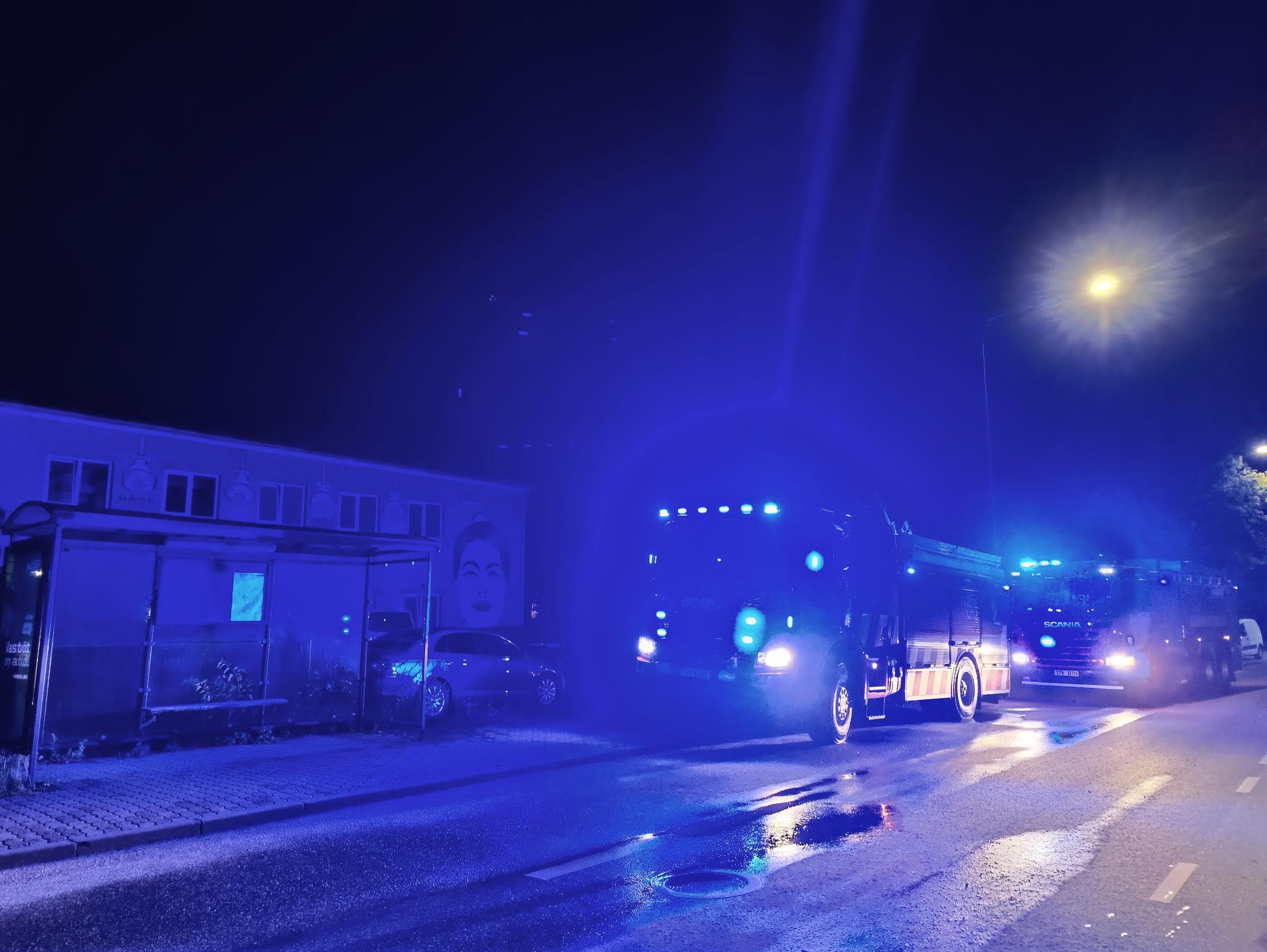 Öised sündmused Paju tänaval asuva linnasauna ees. Foto: MARKO JAKOBI