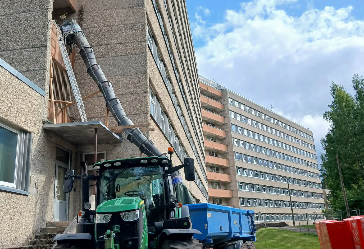 19. juuli foto Lõuna-Eesti haiglas toimuvatest 3. korruse B-korpuse lammutustöödest. Foto: VÕRUMAA TEATAJA