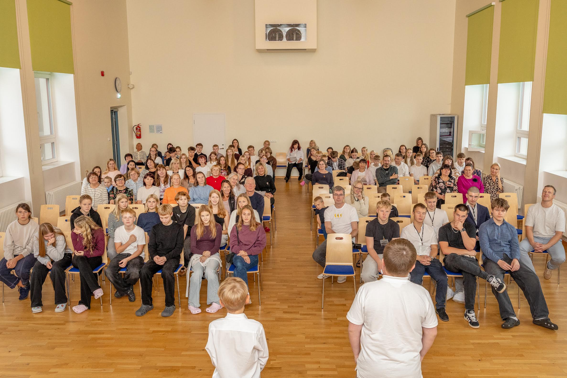 Pärastlõunane kogunemine Kesklinna kooli aulas. Pärast lühikest aktust andsid õpilased õpetajatele tagasi nimelised kaelakaardid ja nendega ühes ka hommikul enda kätte saadud võimu. FOTOD: Aigar Nagel
