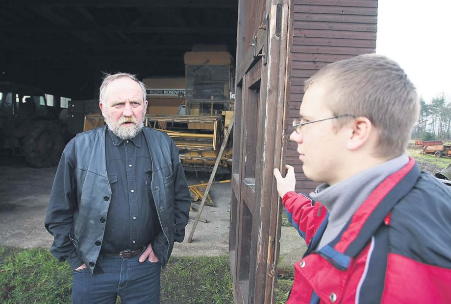 Võrumaa talumehed Kalev Kann ja Ivar Rosenberg soovivad, et riik suhtuks väiketootjatesse paindlikult ega ajaks oma nõudmistega juuksekarva lõhki. FOTO: Võrumaa Teataja