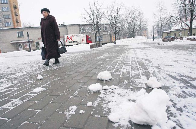 Tulevikus on Kesklinna pargis kõndivatel inimestel rohkem põhjust maha vaadata, sest sealt vaatavad neile vastu Võru kuulsuste nimetahvlid. FOTO: Võrumaa Teataja