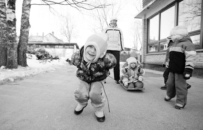 Lasteaiapedagoogidel tuleb väikseid võrulasi järgmisel aastal ilmselt sama palga eest hoida ja kasvatada mis tänavugi. FOTO: Võrumaa Teataja