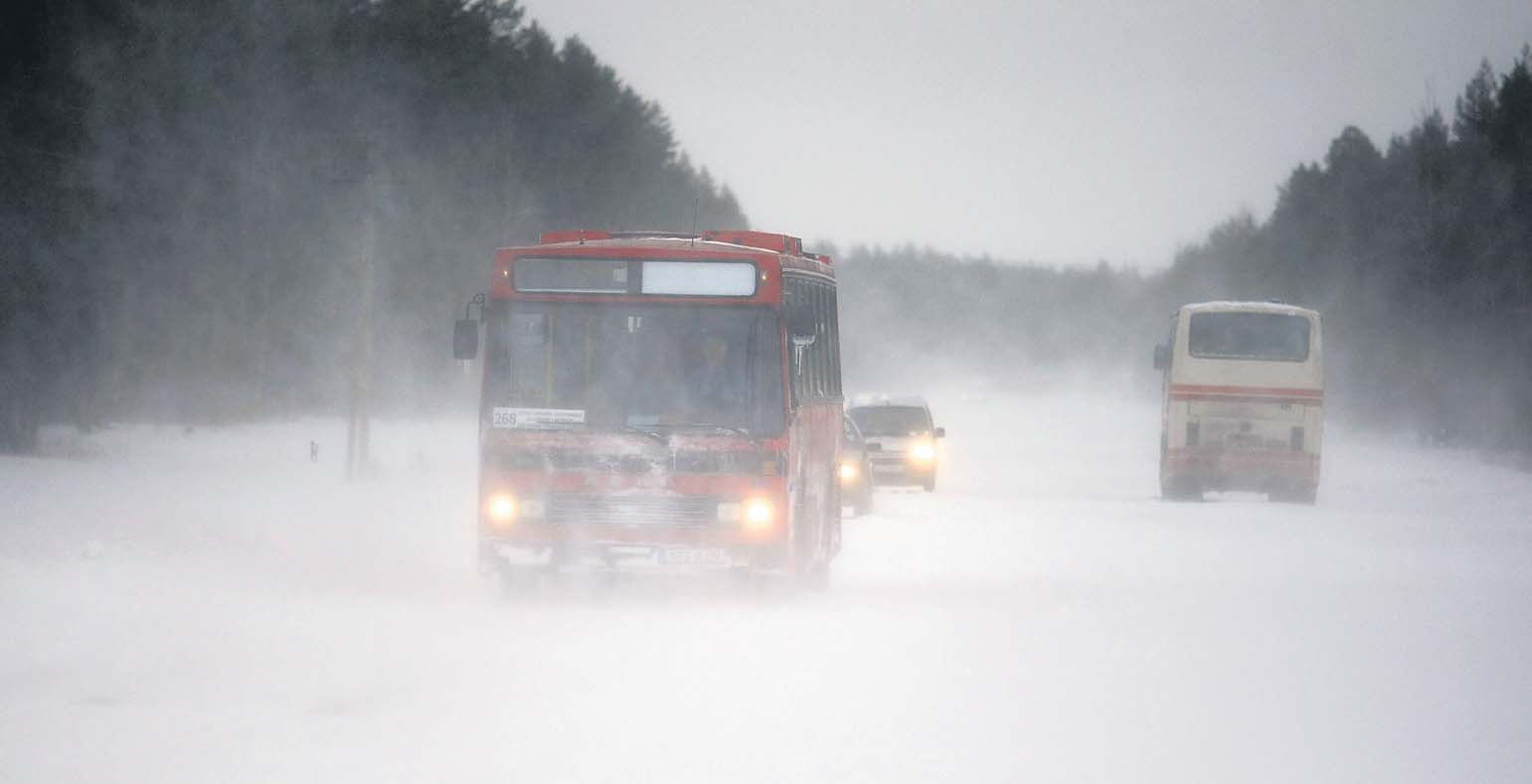 Bussid rühkisid eile tuisku ja lumiseid teid trotsides teosammul oma sihtpunkti poole.