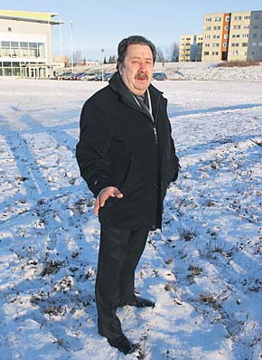 Abilinnapea Jüri Johanson soovitab spordihalli juurde toodavad jõulukuused ühte hunnikusse kuhjata. FOTO: VT