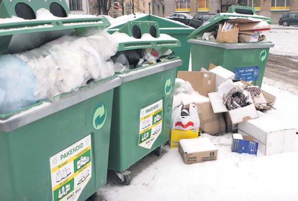 Võru linnavalitsuse hoovis olevad avalikud pakendikonteinerid olid pilgeni täis juba eelmise nädala lõpus. Pakendeid tuuakse aga üha juurde. FOTO: VT