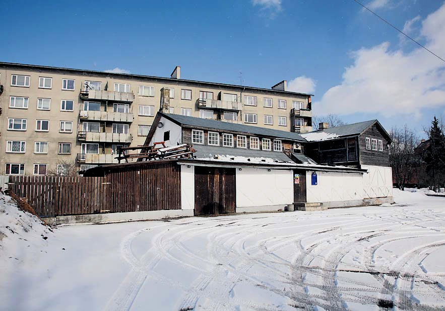 Esiplaanil ööklubi Boschwechter hoone, mille omanik Pait Reiman ei suuda kuidagi kokkuleppele jõuda klubihoone taga asuva kortermaja elanikega, kes kaebavad klubist kostva lärmi pärast. FOTO: Võrumaa Teataja
