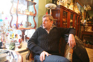 Rahvusvahelise haardega antiigikaupmees Jaanus Idla oma äris Tallinnas Pikal tänaval. Foto: Võrumaa Teataja