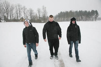 Pikakannu kooli vanema astme õpilased (vasakult) Rauno Ernits, Jakob Kuslapuu ja Koit Roots teel jalgsi kodu poole. Foto: Võrumaa Teataja