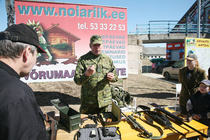 Kaitse-liitlane Aivar Kroonmäe teisipäeval liikluslinna esisel platsil huvilistele kaitseväe relvi tutvustamas. Foto: Võrumaa Teataja