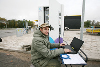 Firma ABB automaatikainsener Ahto Palmre Võrus Olerexi tankla juures maakonna esimest kiirlaadijat töökorda seadmas.  Foto: Võrumaa Teataja