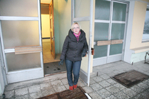 Endisi Wermo hooneid haldava OÜ Neveri juht Anita Hoole seisab endise Wermo peamaja uksel, kust pärast jõule hakkavad sisse ja välja käima Kreutzwaldi gümnaasiumi õpilased.  Foto: Võrumaa Teataja