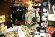 Pommionuna tuntud Jüri Luik oma kaupluses Võrus.   Foto: Võrumaa Teataja