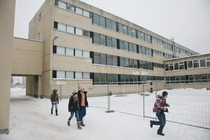 Võru Kreutzwaldi gümnaasiumi õppehoonetel vahetatakse remondi käigus kokku ligi 300 akent. Pildil on kooli õpilased, kes peavad remondi ajal käima õpperuumidest sööklasse läbi hoovi.	 Foto: Võrumaa Teataja