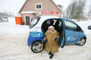 Haanja valla elanik Malle astub Ruusmäel elektriautost välja, et minna poodi süüa ostma. Foto: Võrumaa Teataja