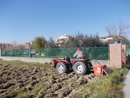 Märtsi esimestel päevadel käivad Toscana põllumehed juba kündmas, harimata maad on Itaalias väga vähe. See on lihtsalt üks õueaiamaa, mitte suure talu põld. Eesti kliima ei lase põllumehel teha muud, kui vedada suusakepiga paar kriipsu lumele.  Foto: Anneli Treumuth