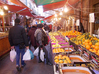 Ballaro’ turg Palermos on rahva hulgas väga populaarne. Hinnad on kolm korda madalamad kui mujal Itaalias. Talvel maksavad apelsinid-klementiinid 50 eurosenti kilo. Foto: Anneli Treumuth