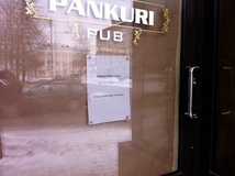 Poolteist kuud tagasi lõpetas Pankuri pubi päevapealt Võru pangamajas tegevuse, sisustus viidi minema ja uksele ilmus silt, et jätkatakse cateringi teenuse pakkumisega.  Foto: Võrumaa Teataja