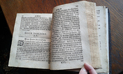 Võrumaa keskraamatukogus leiduv kõige vanem raamat, 1707. aastal ilmunud „Liivimaa seaduste kogu”. Foto: KADRI NAGEL