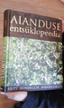 Raamatupoes Lexika müügil olev kõige kallim raamat „Aianduse entsüklopeedia”. Foto: KADRI NAGEL