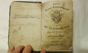 Võru antikvariaadis on kõige vanemaks raamatuks „Sioni laulo kannel – 315 uut vaimolikko laulo”. Foto: KADRI NAGEL