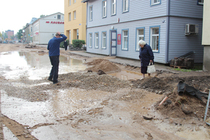 Liikumine Kreutzwaldi tänaval on muutunud ehituse tõttu vaevaliseks. 	 Foto: Võrumaa Teataja
