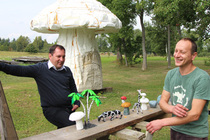 Võru linnapea Jüri Kaver (vasakul) ja kunstnik Navitrolla viimase kodutalu hoovis, kus on valminud juba majakõrgune seen. Foto: Võrumaa Teataja