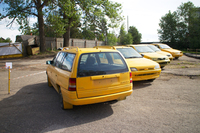 Kollaseks värvitud autod, millega saab sõitu harjutada, Võru linnas endise Wermo tehase hoovis. 