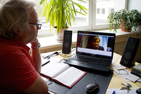Võru Kandle juht Heiki Kelp eile oma kabinetis Skype’i kaudu vestlemas Sony esindaja Raivo Krausiga, kelle juhitav ettevõte toob Võrru uue kaasaegse kinotehnoloogia. Foto: Võrumaa Teataja