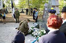 Pärgade asetamine Vastseliina kalmistul metsavendade mälestusmärgi jalamile. Foto: Võrumaa Teataja