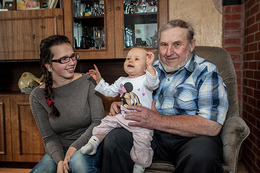 Vahva Mõniste vanaisa Vello Henning koos lapselaps Regina ja lapselapselaps Loreeniga.  Foto: ANDREI JAVNAŠAN