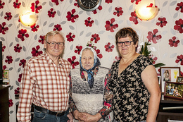 Võrumaa vahvaim vanaisa Väino Marjak koos abikaasa Heli ja oma ema, peagi 90aastaseks saava Loreida Marjakuga, keda kutsutakse hellitavalt memmeks.          Foto: ANDREI JAVNAŠAN
