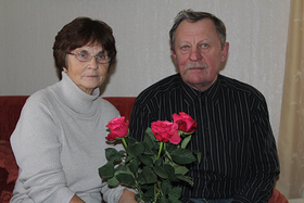 Aksel Kikkas koos  abikaasaga ja paar nädalat tagasi naise sünnipäevaks saadud roosidega.  Foto: AIGAR NAGEL