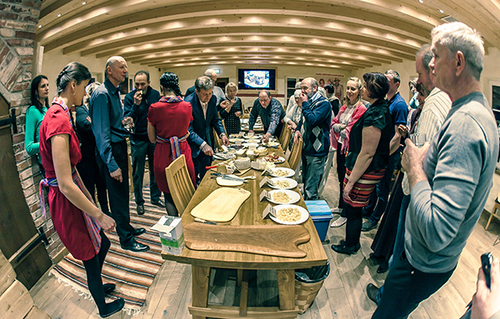 Kokku oli maitsmiseks laual kolmkümmend juustusorti erinevatest Eestimaa nurkadest ja Pariisi juustumessilt. Foto: ANDREI JAVNAŠAN / FOTOSFERA