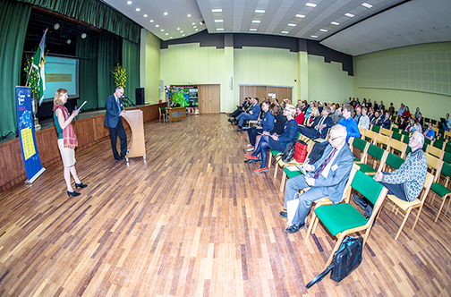 Vaade Räpina aianduskooli saalis 28. aprillil Põlvamaa arengukonverentsil osalenutele. Kõnepuldis on Edvins Bartkevičs.              Foto: FOTOSFERA / ANDREI JAVNAŠAN