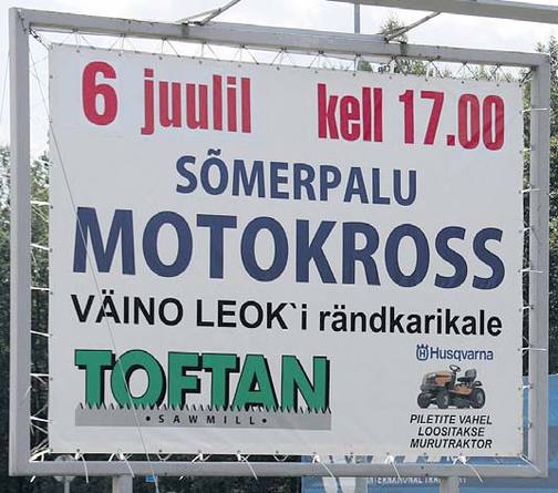 Võrus Tallinna maanteel kutsub reklaam kõiki homme Sõmerpalu krossile. Foto: VÕRUMAA TEATAJA