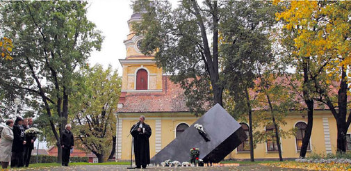 Hetk mälestusürituselt Seminari pargis Estonial hukkunute mälestussamba juures.   Foto: VT