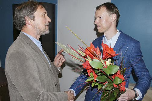 2014. aasta Bernard Kangro kirjanduspreemia saaja Janika Kronberg õnnitlemas tänavust aukirja saajat Marek Kahrot.
