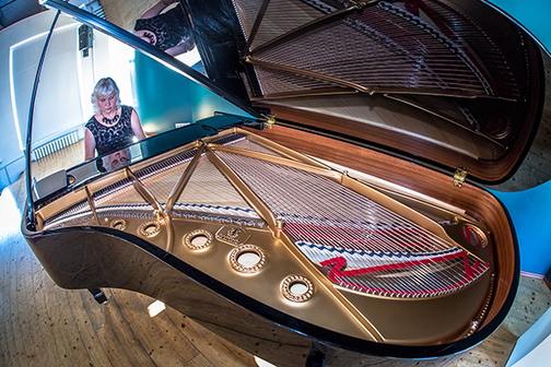 Võru muusikakooli direktor Piret Rips-Laul mängimas  45 000 eurot maksval Steinway klaveril. Foto: FOTOSFERA / ANDREI JAVNAŠAN