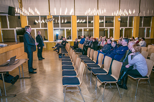 Liitva linnaosa elanike küsimustele vastavad linnapea Anti Allas (vasakul) ja linnamajanduse osakonna juhataja asetäitja Risto Aim. Foto: FOTOSFERA / ANDREI JAVNAŠAN