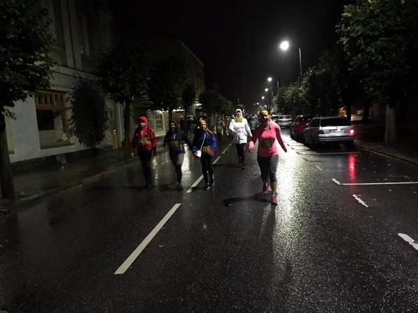 Kõndijate rivi algus laupäeva õhtul Jüri tänaval. Fotod: KADI ANNOM