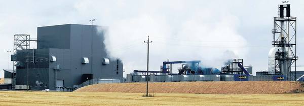 Osula graanulitehase kõrval asuv soojuse ja elektrienergia koostootmisjaam töötab enam kui 90protsendise kasuteguriga ja varustab ka naabruses asuvat Toftani saetööstust. Jaam kasutab kohalikke raie- ja tootmisjääke, selle elektriline võimsus on 10 MW ning soojuslik võimsus 28 MW. Fotod: TOMI SALUVEER
