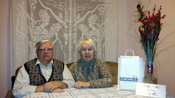 Abikaasad Toomas ja Helgi Hütt kodus, kus nad veedavad suurema osa ajast. Foto: AIGAR NAGEL