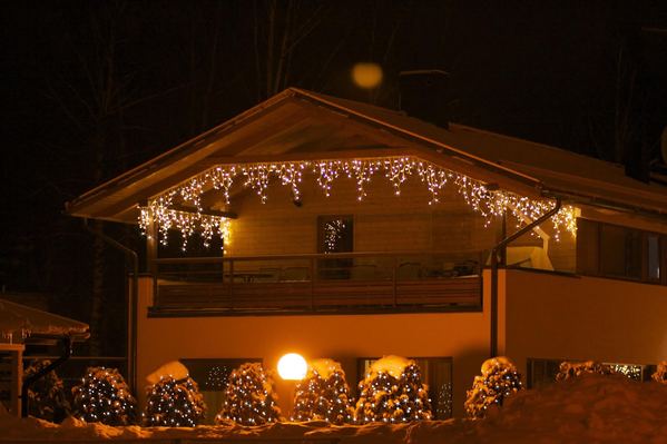 Üheks populaarseks jõulukaunistuseks on jääpurikaid meenutavad tuled, mida katuseäärtele kinnitada. Foto: ERAKOGU