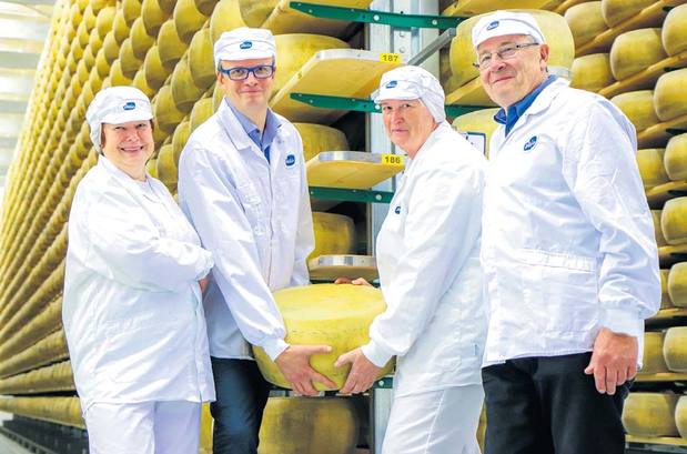 Pildil on Valio Võru juustutööstuse tehasejuht Vahur Sikaste (vasakult teine) koos staažikate töötajate (vasakult) Rita Mokriku, Ülla Koduvere ja Aare Leeriga. Juustukera, mis ootab oma valmimist umbes aasta, kaalub üle 30 kilo. Foto: AIGAR NAGEL