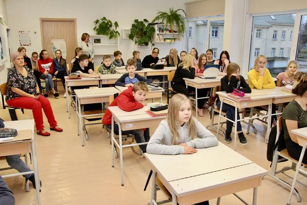 Meediatund eile hommikul Antsla gümnaasiumi 6.a ja 6.b klassis. Foto: VÕRUMAA TEATAJA