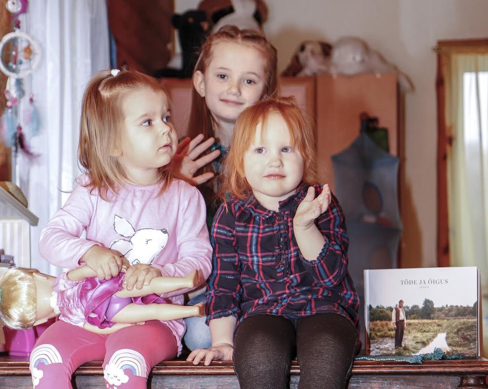 Kas tunned väikesed näitlejad ära? Pildil vasakult Rosanna Valge (filmis aastane Anni), Loona- Maria Soe (viieaastane Anni) ja Marie Brigita Kõvatu (filmis aastane Juku). Foto: AIGAR NAGEL