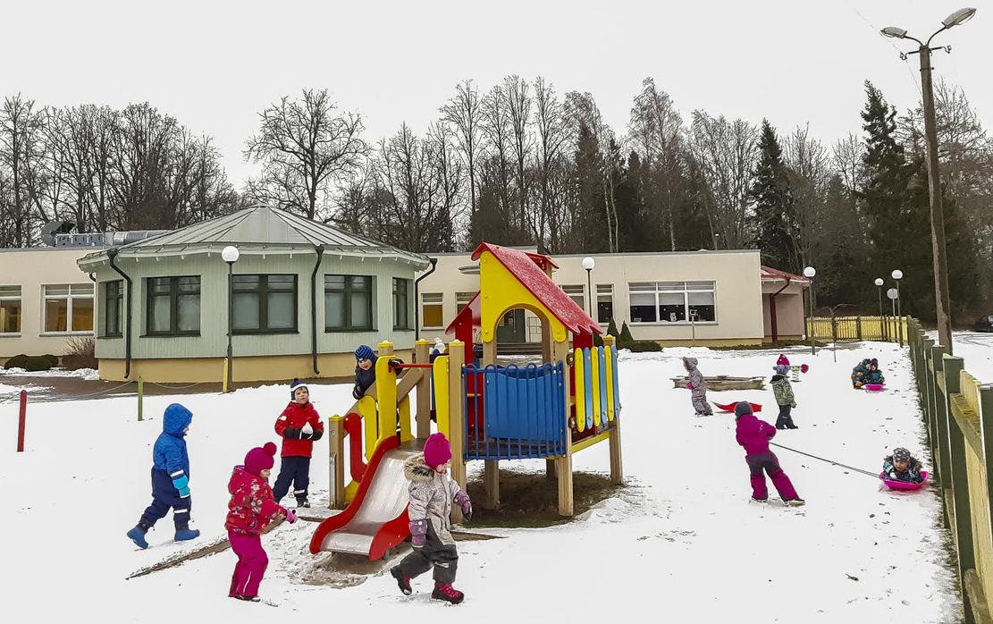 Rõuge lasteaia Lepatriinu rühma lastel oli eile käes tõsine tööpäev, sest kauaoodatud lumi oli nagu palgapäev ka laste jaoks. Käesoleva aasta esimest töötasu pole aga kätte saanud kaugeltki mitte kõik Võru maakonna lasteaiaõpetajad, kelle palk tõusis ametlikult 1. jaanuarist. Foto: AIGAR NAGEL